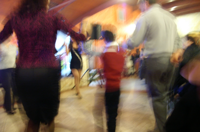 PICT2084 small  O GIALOS DANCING.jpg - 219689 Bytes